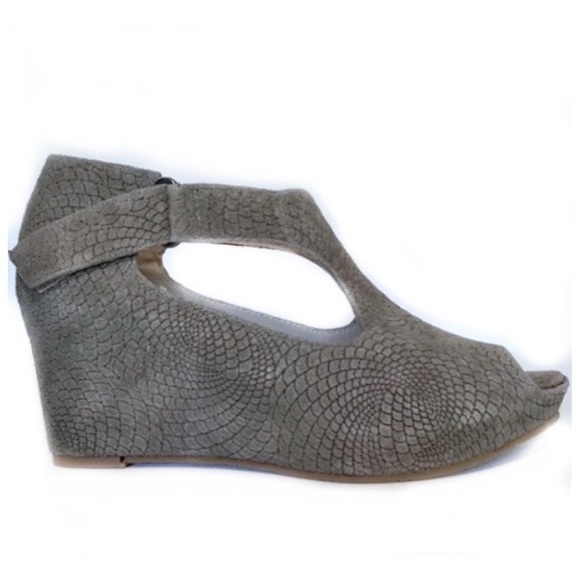 Anthropologie Shoes - ANTHROPOLOGIE SACHA LONDON Taupe Platform Wedges